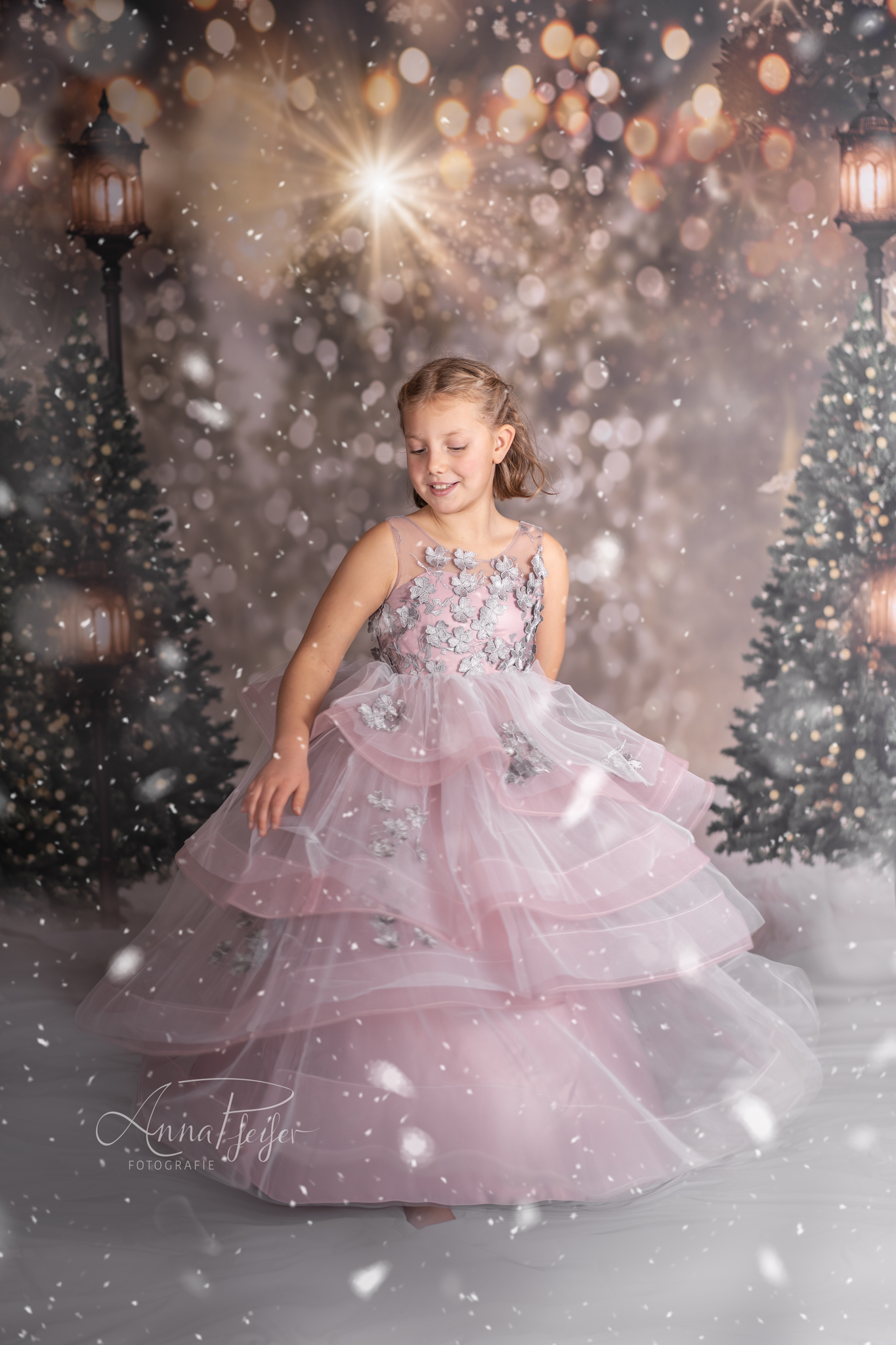 Mädchen tanzt im Prinzessinnenkleid im Schnee
