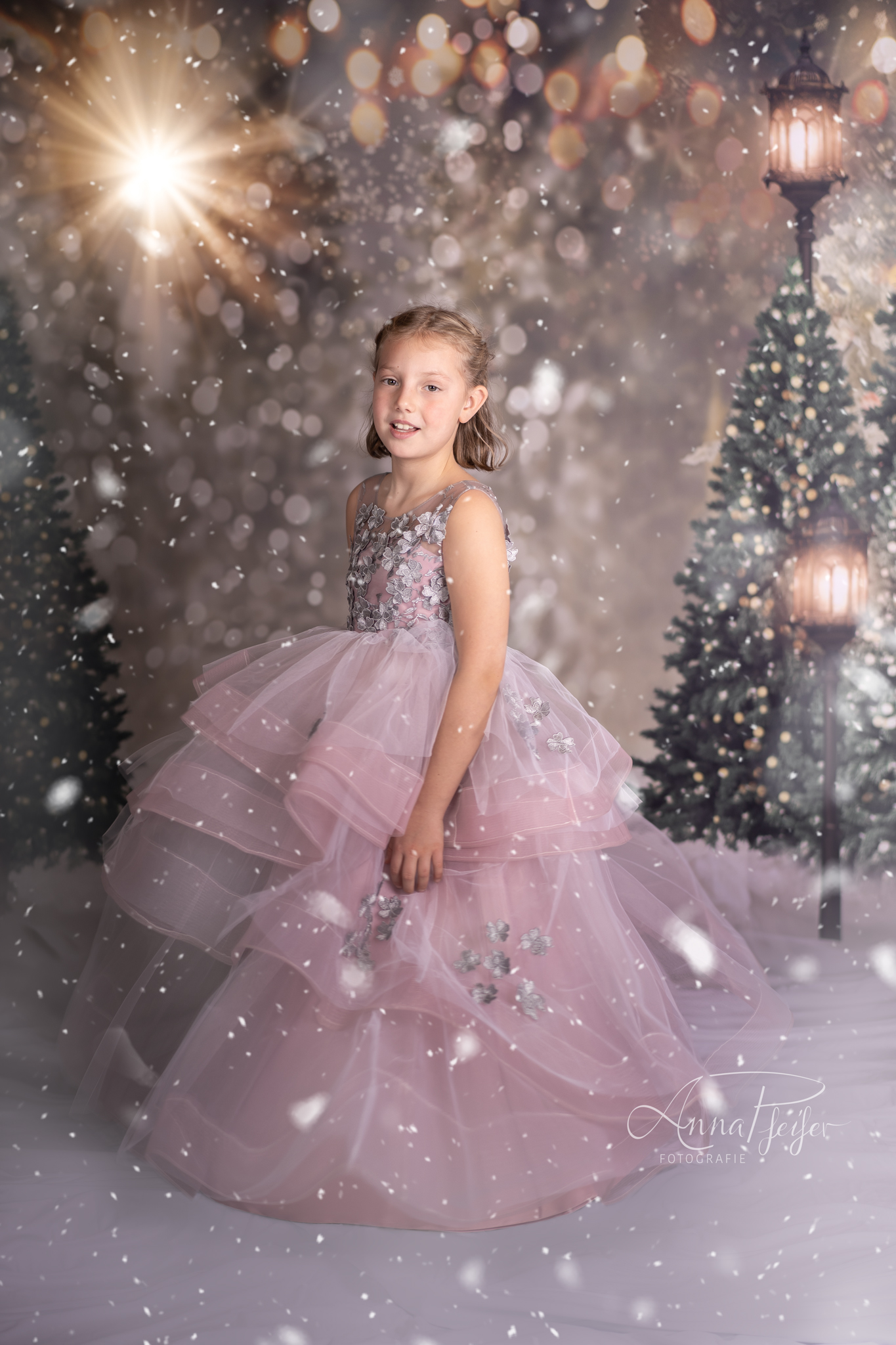 Kind tanzt im Prinzessinnenkleid im Schnee