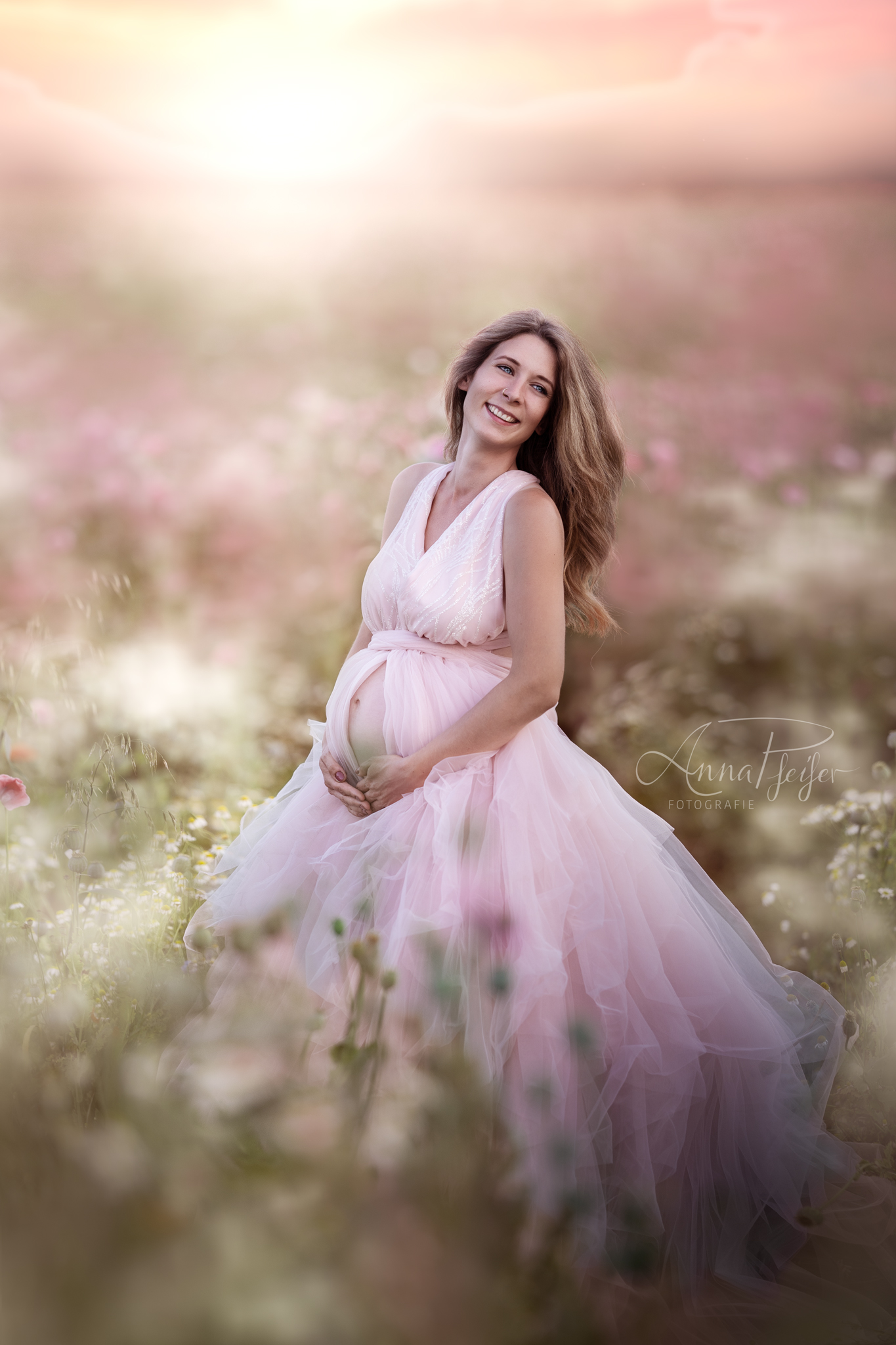 Schwangere Frau in Tollen Kleid im mohnfeld beim Babybauchshooting