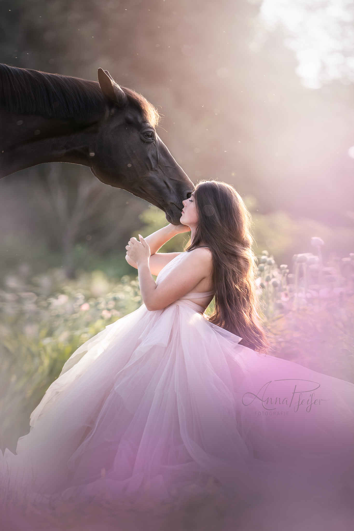 Pferd und Frau in märchenhafter Umgebung